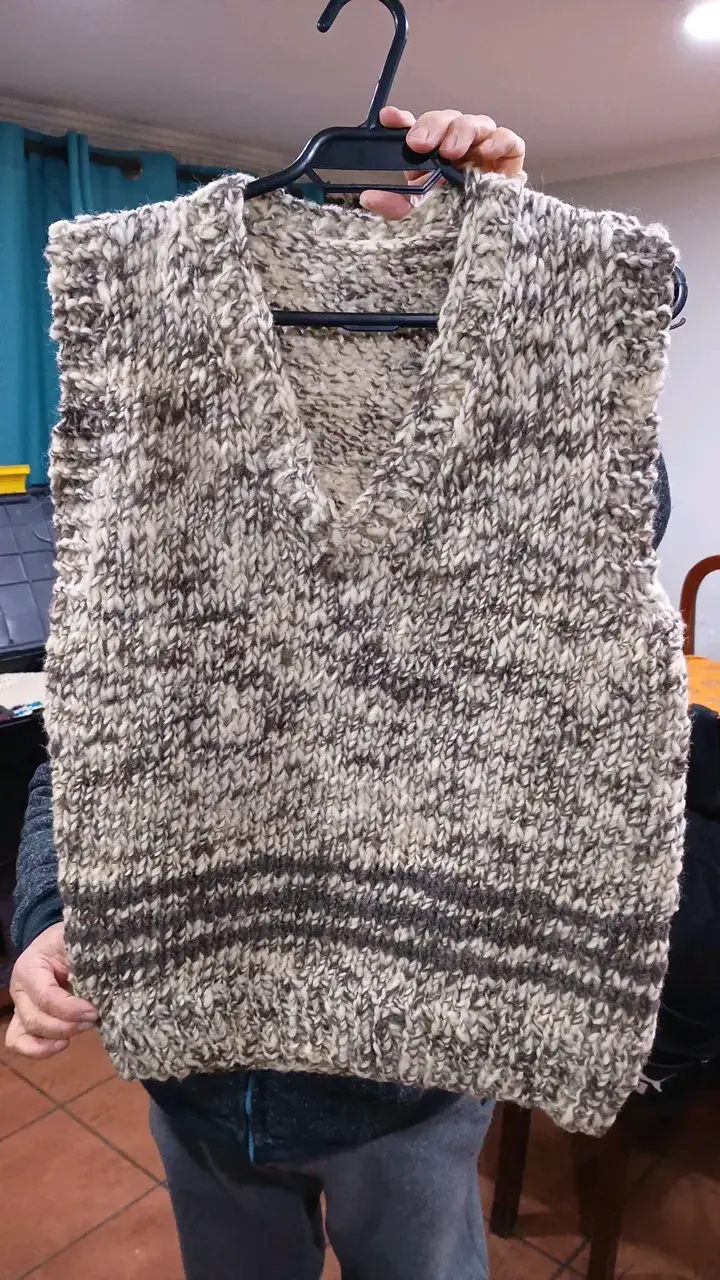 Chaleco de lana tejido a mano gris 100% artesanal