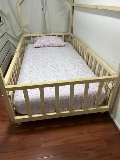 Cama infantil de madera estilo casita - miniatura 3