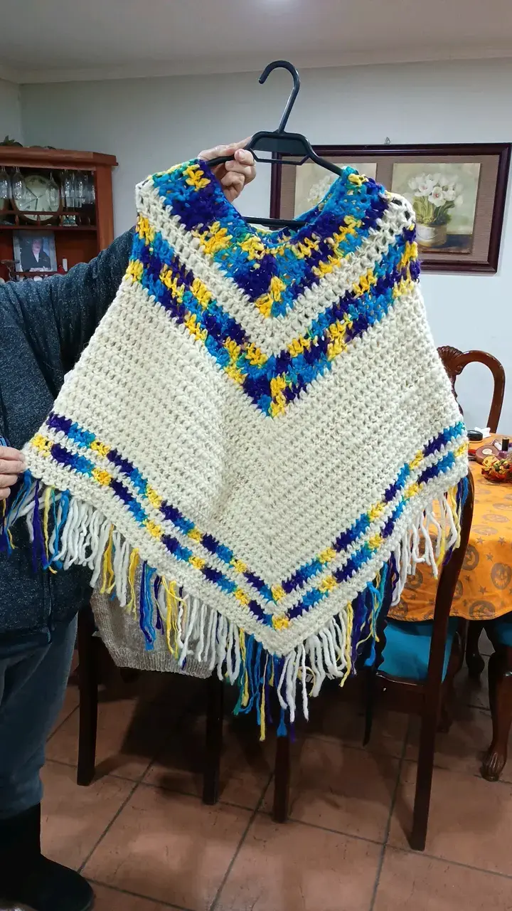 Poncho tejido a crochet multicolor