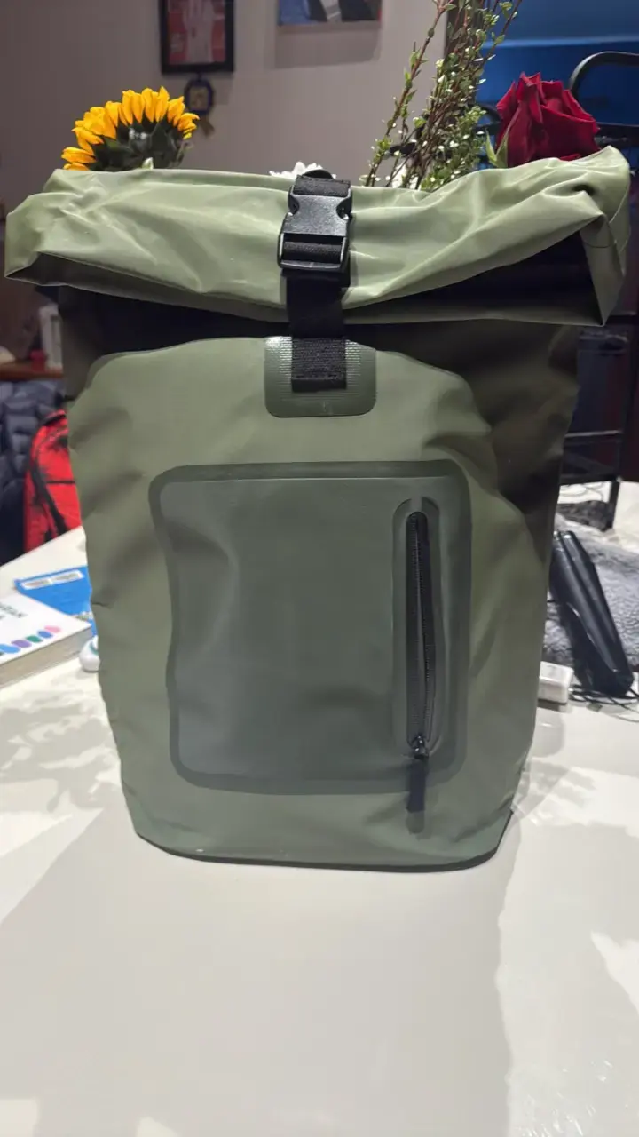 Mochila impermeable verde con cierre frontal - 1