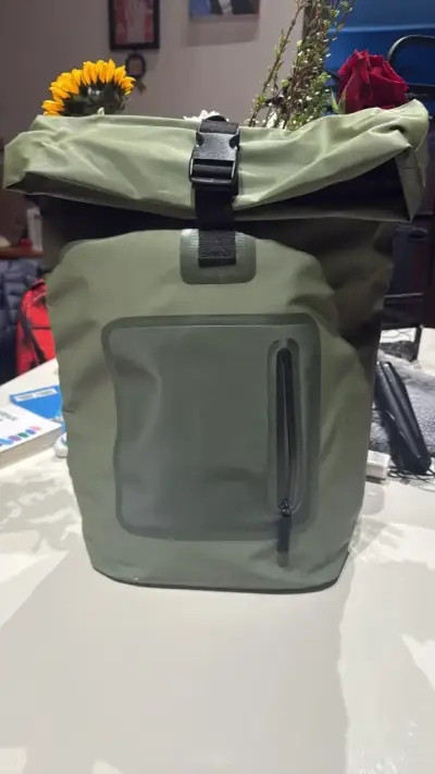 Mochila impermeable verde con cierre frontal - miniatura 1
