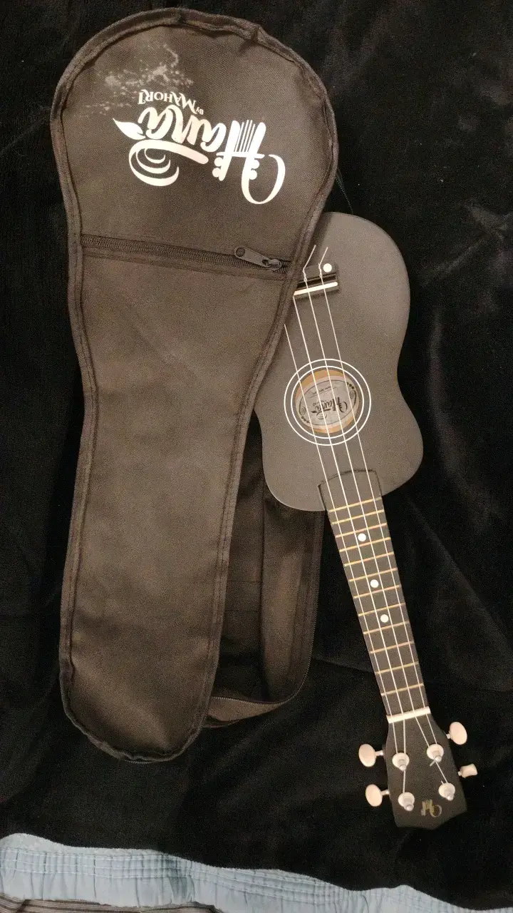 Ukulele Mahalo negro con funda - 1