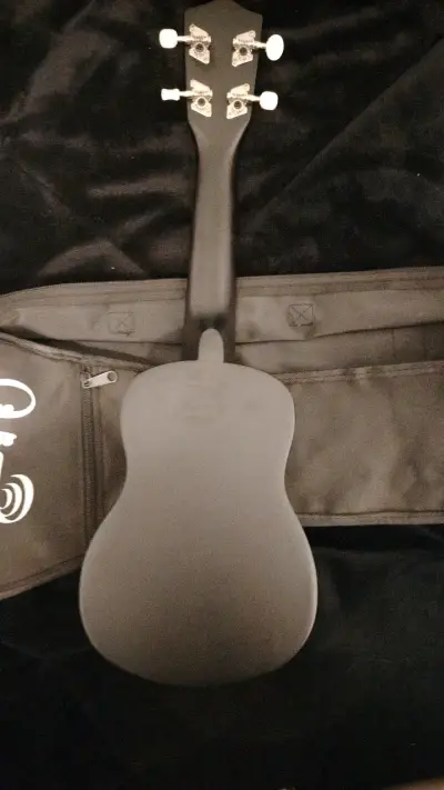 Ukulele Mahalo negro con funda - miniatura 3