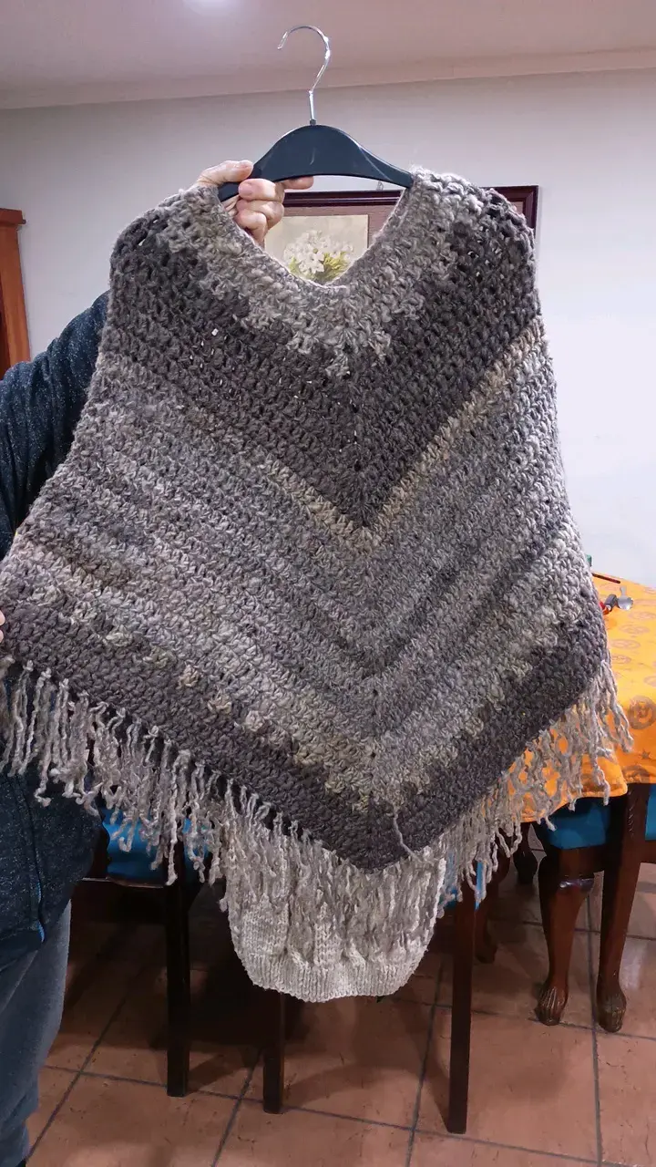 Poncho tejido a mano en tonos grises lana de obeja