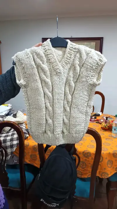 Chaleco tejido sin mangas beige - miniatura 1