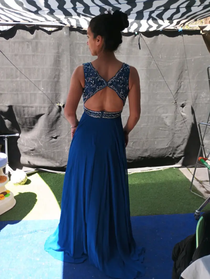 Vestido de gala azul con pedrería - 3