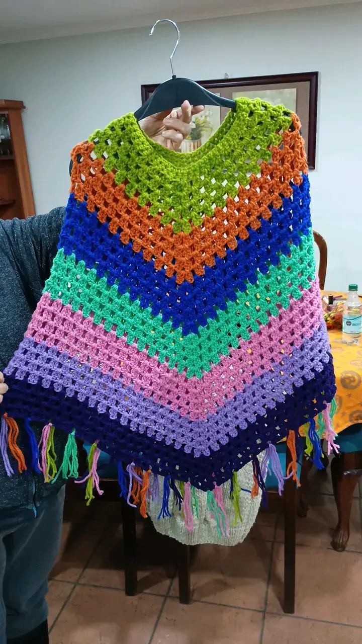 Poncho tejido a crochet multicolor