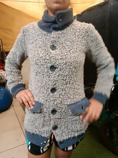 Chaleco de lana con cuello alto y botones - miniatura 1