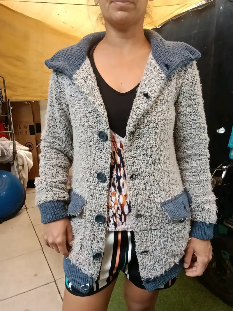 Chaleco de lana con cuello alto y botones - 2