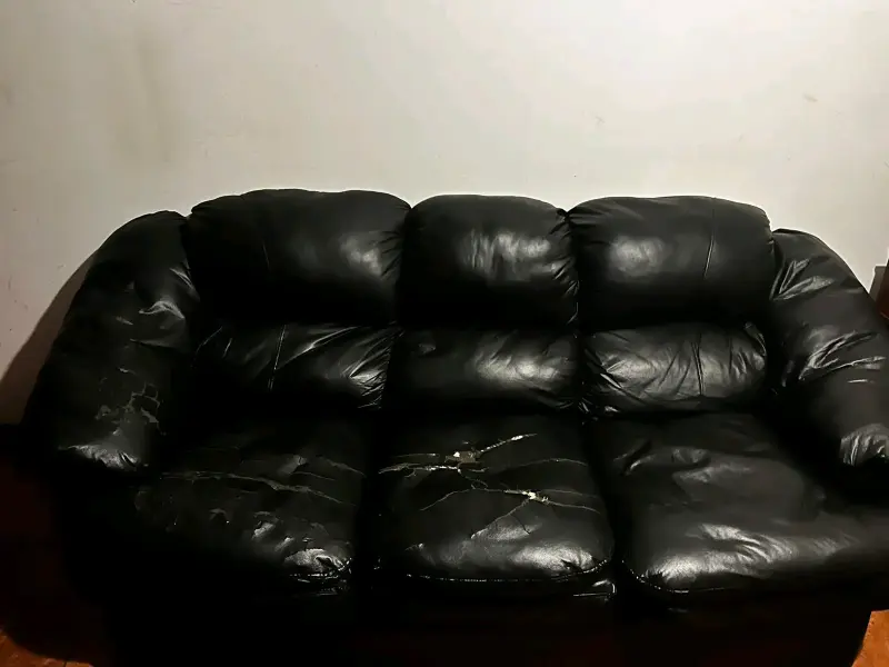 Sofá de cuero negro desgastado - 1
