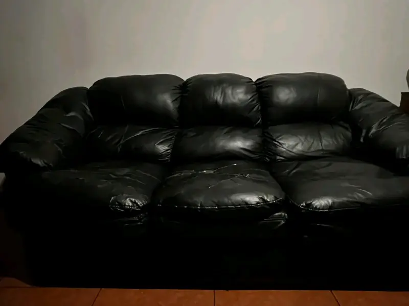 Sofá de cuero negro desgastado - 2