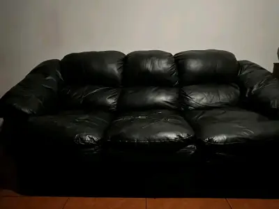 Sofá de cuero negro desgastado - miniatura 2