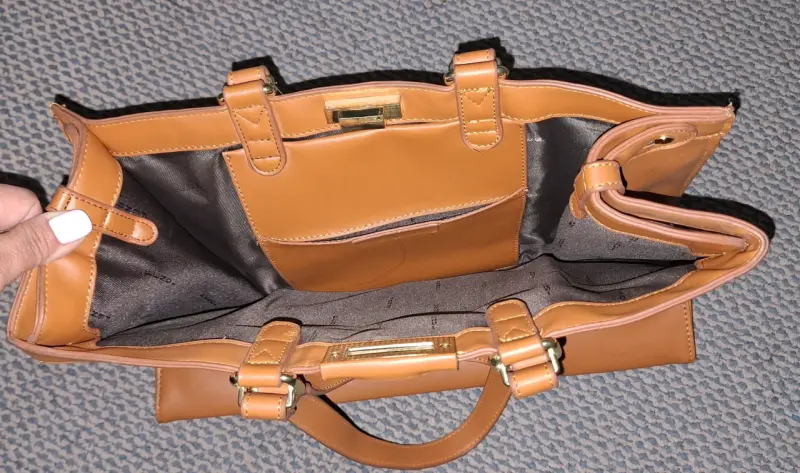 Bolso de cuero marrón con compartimentos - 1