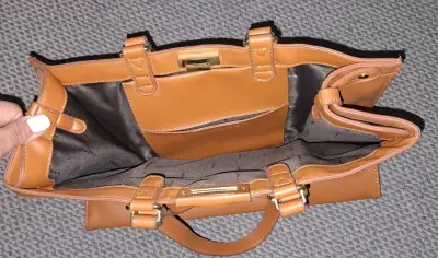Bolso de cuero marrón con compartimentos - miniatura 1
