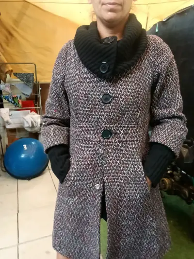 Abrigo de lana con cuello alto y botones - miniatura 1