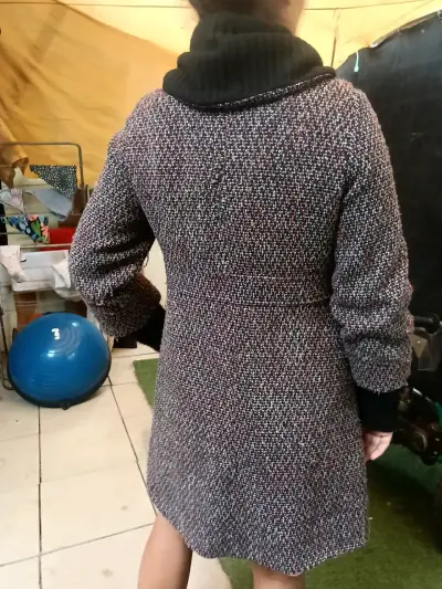 Abrigo de lana con cuello alto y botones - miniatura 2
