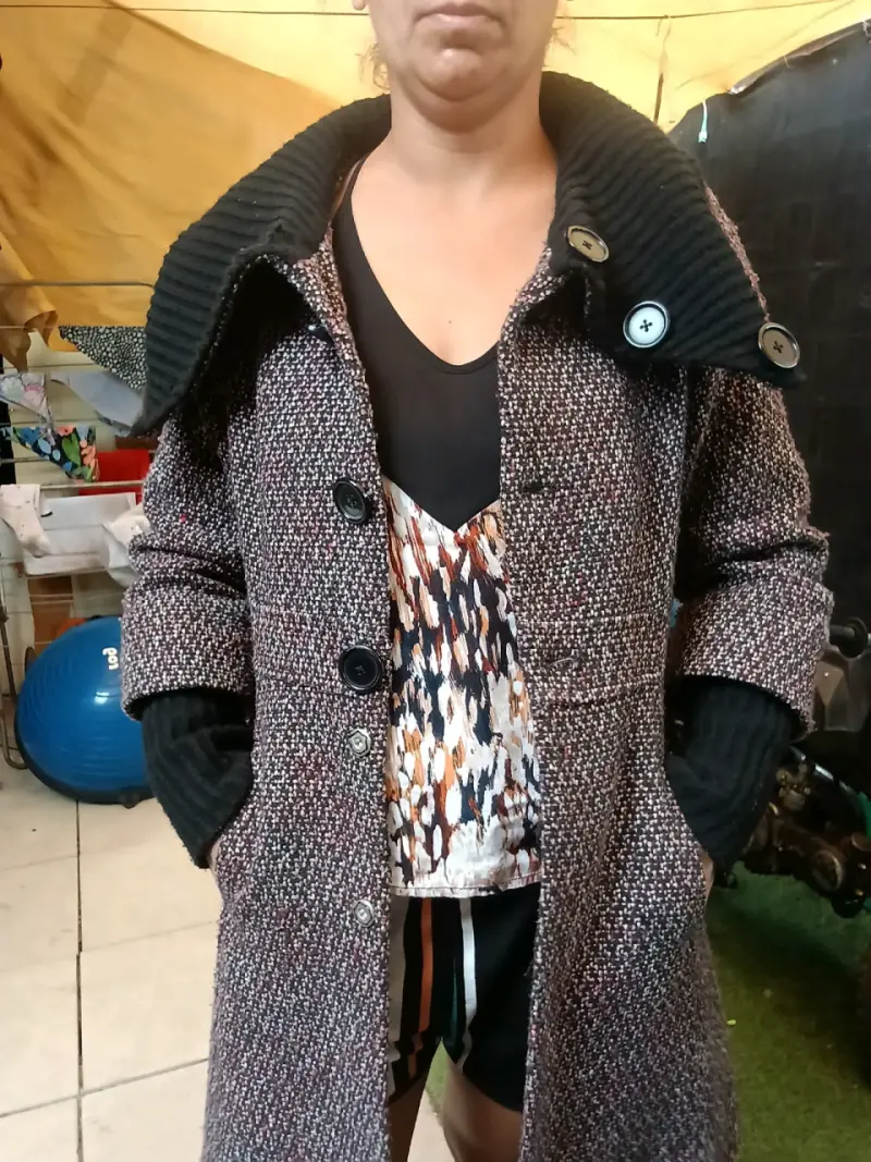 Abrigo de lana con cuello alto y botones - 3