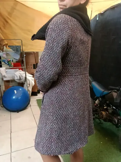 Abrigo de lana con cuello alto y botones - miniatura 4