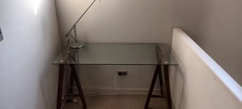 Escritorio de vidrio con caballetes - 1