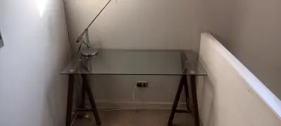 Escritorio de vidrio con caballetes - miniatura 1