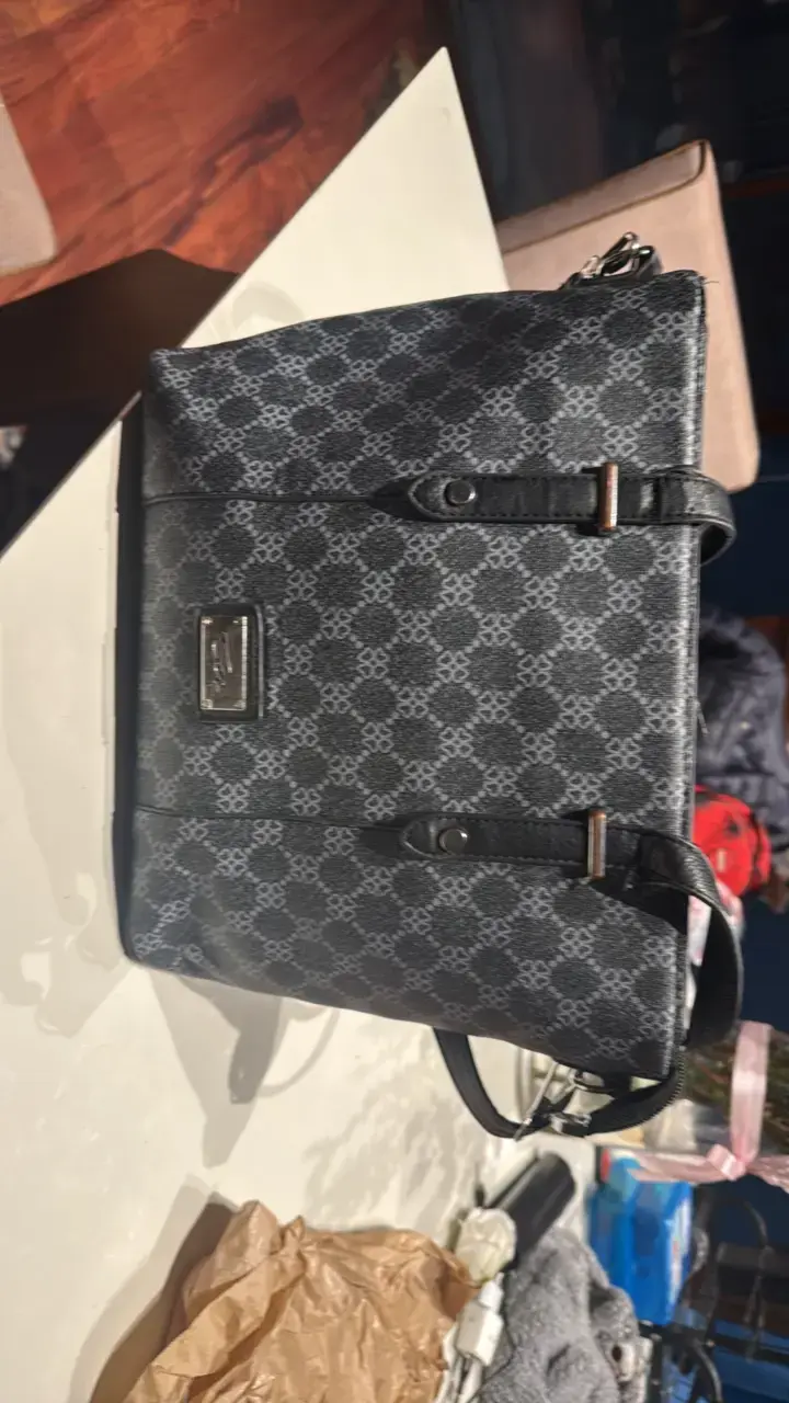 Bolso de mano negro con diseño elegante - 1