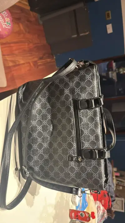 Bolso de mano negro con diseño elegante - miniatura 2