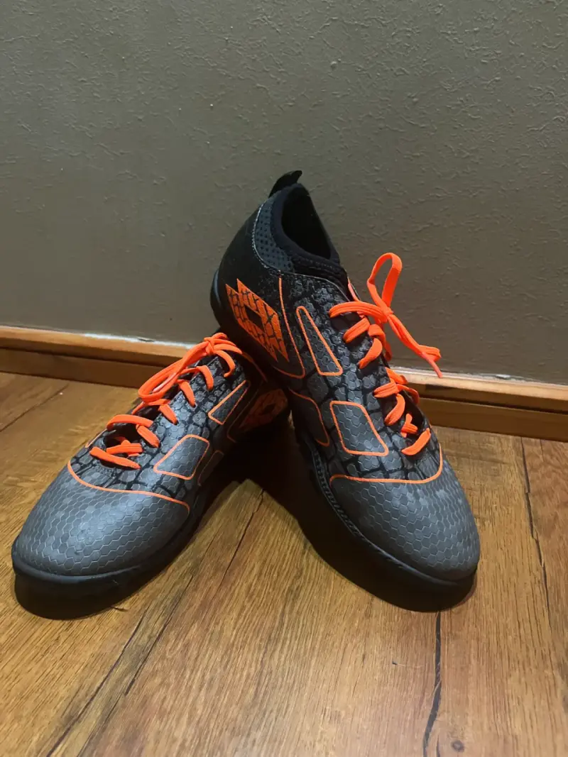 Zapatillas de baby fútbol negras y naranjas - 1