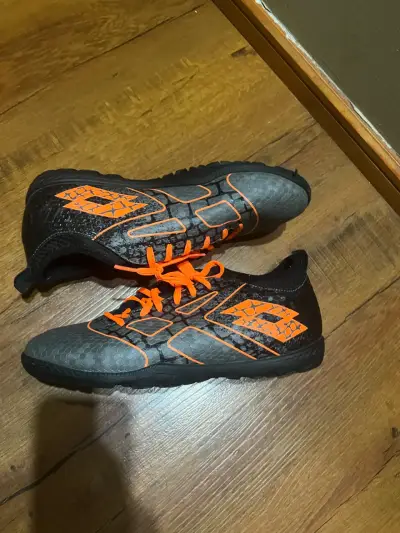 Zapatillas de baby fútbol negras y naranjas - miniatura 2