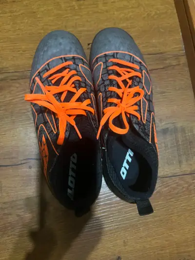 Zapatillas de baby fútbol negras y naranjas - miniatura 3