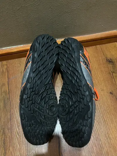 Zapatillas de baby fútbol negras y naranjas - miniatura 5