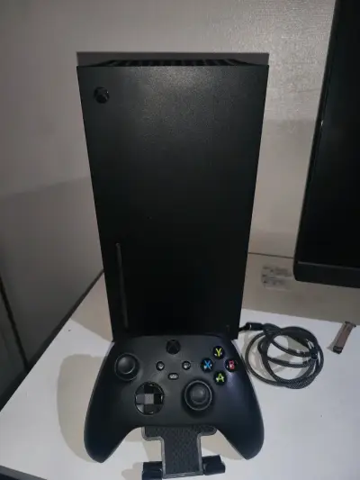 Consola Xbox Series X con control y cable - miniatura 1