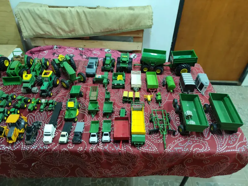 Colección de tractores y vehículos de juguete - 1