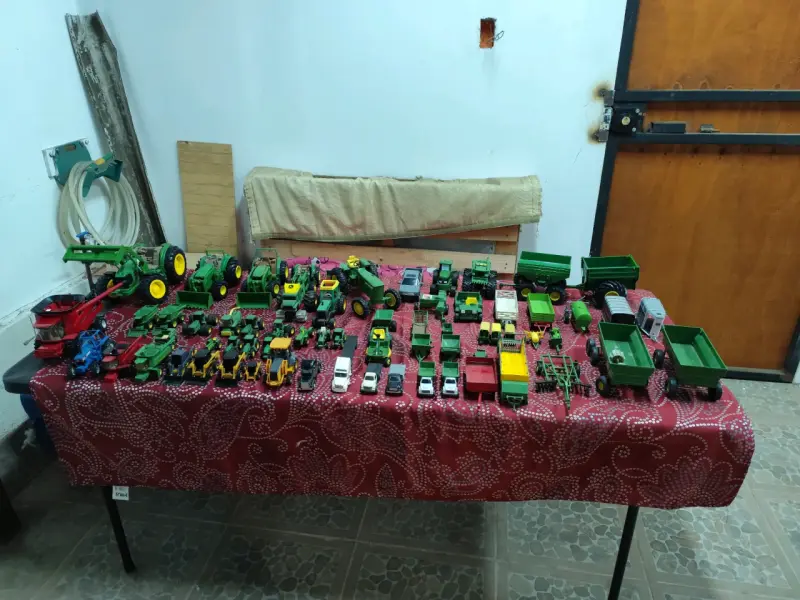 Colección de tractores y vehículos de juguete - 2