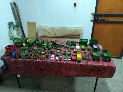 Colección de tractores y vehículos de juguete - miniatura 2