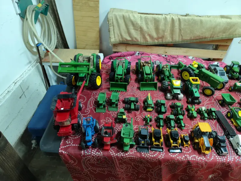 Colección de tractores y vehículos de juguete - 3