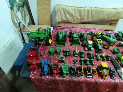 Colección de tractores y vehículos de juguete - miniatura 3