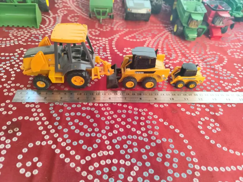 Colección de tractores y vehículos de juguete - 4