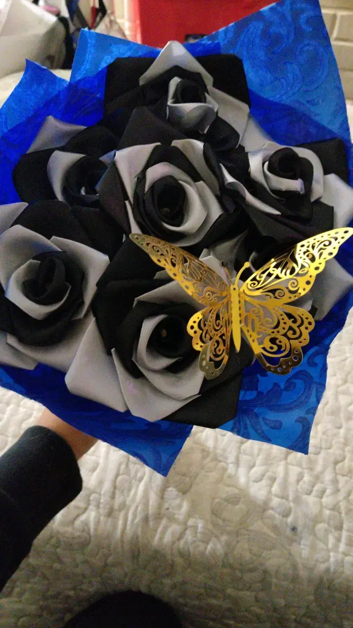 Ramo de rosas de papel con mariposa decorativa - 1