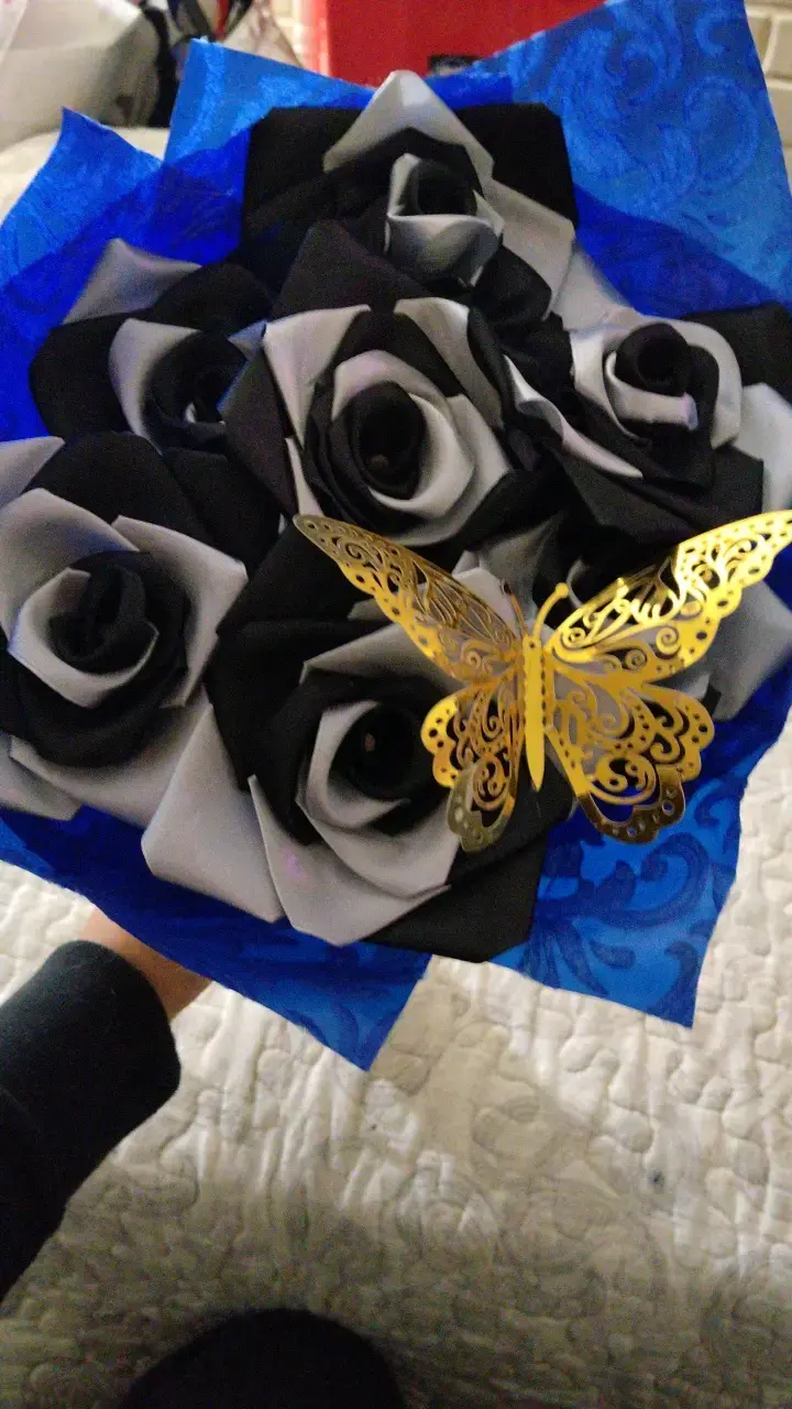 Ramo de rosas de papel con mariposa decorativa - 2