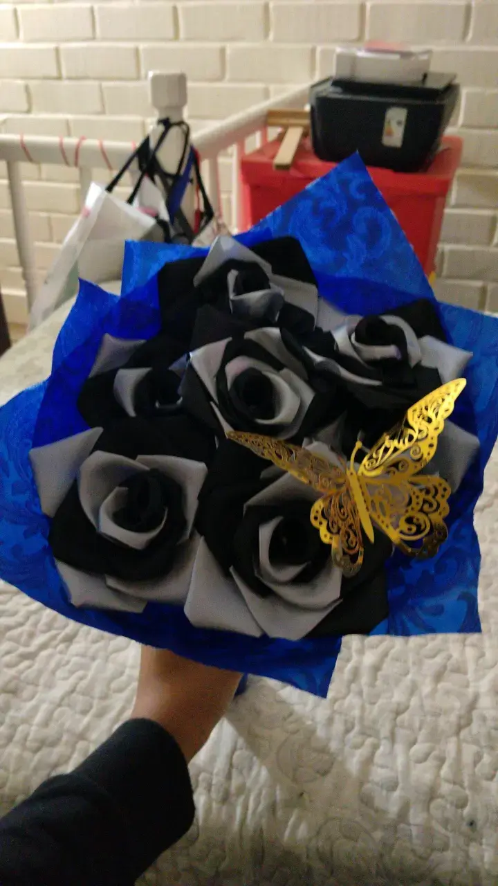 Ramo de rosas de papel con mariposa decorativa - 3