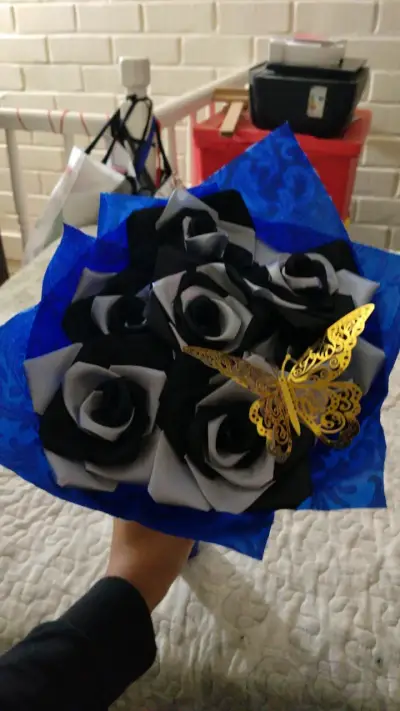 Ramo de rosas de papel con mariposa decorativa - miniatura 3