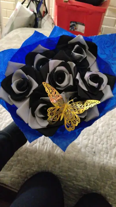 Ramo de rosas de papel con mariposa decorativa - miniatura 4