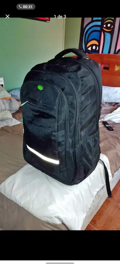 Mochila negra grande con múltiples compartimentos - miniatura 1