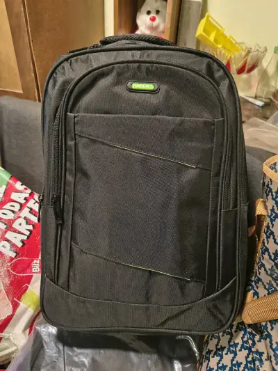 Mochila negra grande con múltiples compartimentos - miniatura 2
