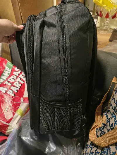 Mochila negra grande con múltiples compartimentos - miniatura 3