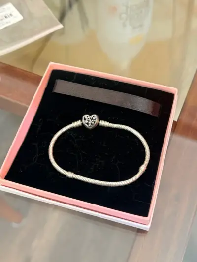 Pulsera Pandora con dije de corazón - miniatura 1