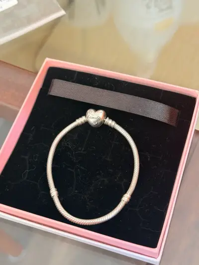 Pulsera Pandora con dije de corazón - miniatura 2