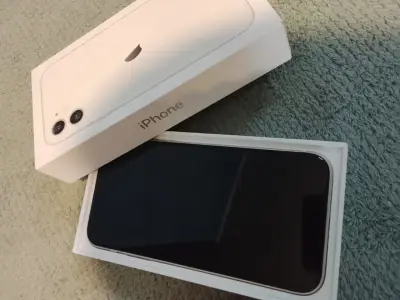 iPhone 11 blanco en excelente estado - miniatura 2