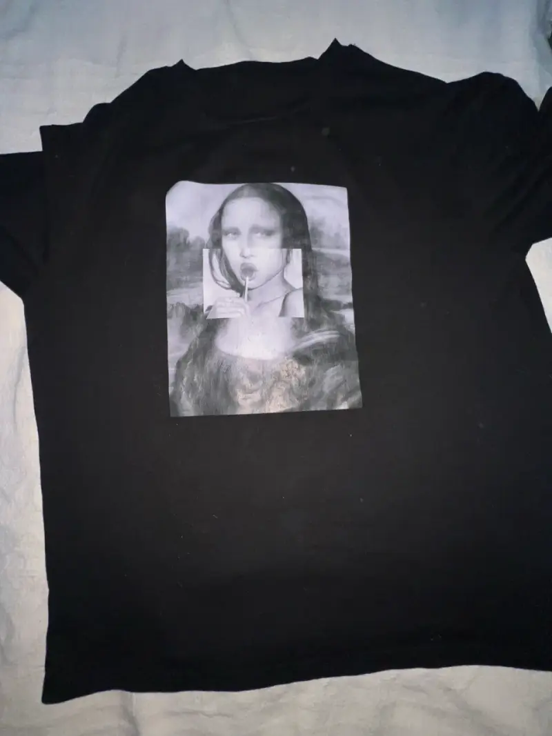 Polera negra con diseño artístico talla M-L - 1