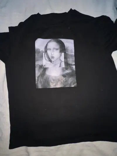 Polera negra con diseño artístico talla M-L - miniatura 1